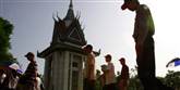 <span style='font-family: Arial; font-size: 15px; color: White;'>Udenlandske turister besøger "killing fields" i Phnom Penh</span> <span style='font-family: Arial; font-weight: normal; font-size: 15px; color: #999999;'>Foto: AP Photo/Heng Sinith</span>