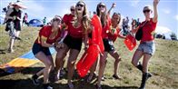 Pigerne fra lejren Camp Baywatch lufter deres røde og gule udklædning.