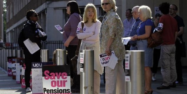 Pensions-vrede sender Storbritannien i sort