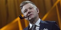 Komikeren Casper Christensen har mange jern i ilden, og de fleste af dem er succesrige. Den populære komiker har talrige firmaer, og selvom nogle af dem gav et lille underskud sidste år, har han optjent en egenkapital på over tre millioner kroner. Og manden der blev kendt for 90'er programmet Husk lige tandbørsten er stadig meget populær som vært til diverse danske prisuddelinger. Mon ikke han får en lille sum for det.