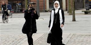 Asmaa er troende muslim og er overbevist om, at det var diskrimination, den behandling hun fik i Basel lufthavn i går aftes. På billedet ses hun i 2009, da hun var byrådsmedlem i Odense.