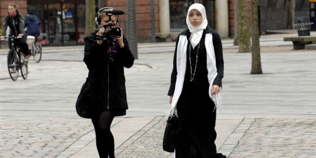 Asmaa rejser hjem efter ydmygelse