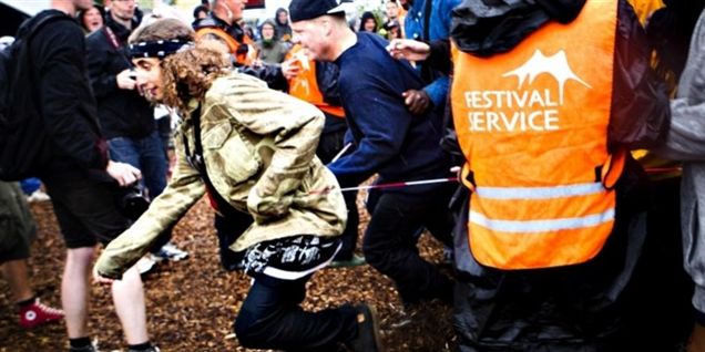 Se smattede festivalgæster tromle vagterne