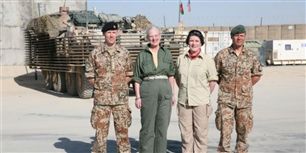 Det var her i Afghanistan, at bødesystemet angiveligt har fundet sted. Her ses dronningen på besøg sammen med den danske udenrigsminister.