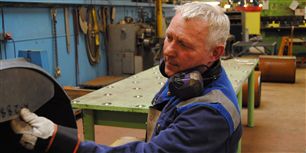METAL OG MASKINER - Godt halvdelen af alle sygdomme i metalindustrien er belastninger af kroppen. Det er blandt andet tunge løft og mange af de samme bevægelser i et højt tempo, der volder metalarbejdere problemer. Men også problemer med støj og skader fra kemiske substanser gør ansatte i branchen syge.