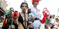 Fans af pop-dronningen Lady Gaga ses her i et modeoptog til ære for sangerindens kjoler og kostume under den såkaldte Lady Gaga Day i Taiwan.