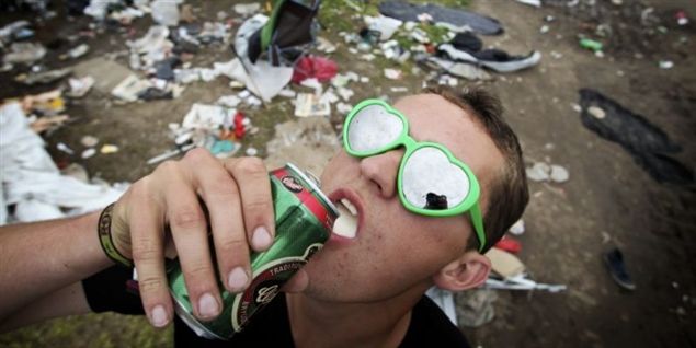 Se de sidste festaber hænge fast i Roskilde