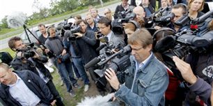 Første dag med toldere i Frøslev og pressen går amok. "Det har været svært at lave toldkontrol på grund af det massive presseopbud. Men jeg vil tro, at vi har vinket omkring et halvt hundrede biler ud til siden indtil videre," fortæller afdelingsleder for smuglerikontrollen i Sydjylland, Carsten Andersen.