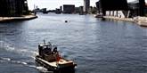 <span style='font-family: Arial; font-size: 15px; color: White;'>Her ses rotterfiskernes båd med retning væk fra det populære badested Islands Brygge. I baggrunden anes Det Kongelige Bibliotek og Langebro.</span> <span style='font-family: Arial; font-weight: normal; font-size: 15px; color: #999999;'>Foto: Jacob Ehrbahn / POLFOTO</span>