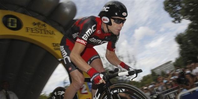 Cadel Evans flår den gule trøje af Andy