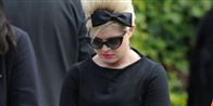 "Jeg kan slet ikke trække vejret lige nu. Jeg græder så meget. Jeg har lige mistet en af mine bedste veninder. Jeg vil altid elske dig Amy, og jeg vil aldrig glemme den sande dig," skrev Kelly Osbourne på Twitter, da nyheden om sangerindens død kom frem. Her ses hun til begravelsen tirsdag gemt bag store solbriller.