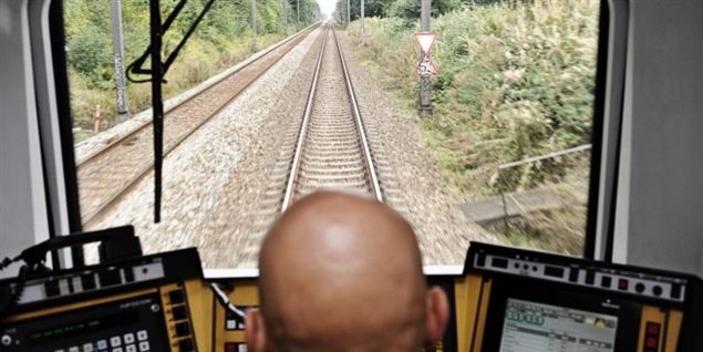 Tog kører dagligt over for rødt