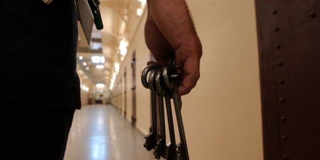 23-årig fange døde på grund af benlås