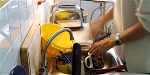Mange unge arbejder som afryddere og opvaskere på cafeer, men de må ikke arbejde i rum, hvor der udskænkes alkohol
