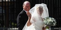 Så er det nu! Her ankommer Zara Phillips til sit bryllup i selskab med faderen Mark.