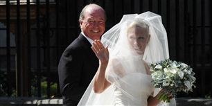 Så er det nu! Her ankommer Zara Phillips til sit bryllup i selskab med faderen Mark.