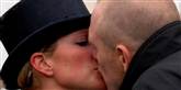 <span style='font-family: Arial; font-size: 15px; color: White;'>True love. Zara og Mike har dannet par i syv og og elsker åbenlyst hinanden.</span> <span style='font-family: Arial; font-weight: normal; font-size: 15px; color: #999999;'>Foto: Barry Batchelor/PA Wire / POLFOTO</span>
