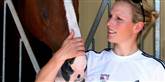 <span style='font-family: Arial; font-size: 15px; color: White;'>Zara Phillips er ridepige på højt niveau. Hun fik i 2006 titlen som Årets Sportspersonlighed og i øjeblikket træner hun hårdt for at komme med til OL i 2012.</span> <span style='font-family: Arial; font-weight: normal; font-size: 15px; color: #999999;'>Foto: David Davies-pa / POLFOTO</span>