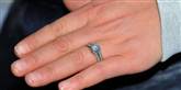 <span style='font-family: Arial; font-size: 15px; color: White;'>Her er den flotte forlovelsesring, som Mike Tindall har givet sin Zara. Frieriet stod på i december sidste år. Og når vi er ved smykkerne, så er Zara den eneste i den kongelige familie, der har fået en tungepiercing.</span> <span style='font-family: Arial; font-weight: normal; font-size: 15px; color: #999999;'>Foto: Tim Ireland / POLFOTO</span>