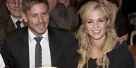 Det glade par skal giftes om 12 dage - inden da skal de lige tage stilling til pressens fokus på brudgommens enorme gæld.