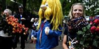 Festivaldeltagerne blev mødt med roser og maskotten Walther i et øjebliks tørvejr.