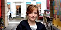 "Totalt latterligt." Sådan siger 21-årige Emilie Fredslund-Hansen om det forhold, at hun ikke kunne få et lønnet caféjob, før hun ad frivillighedens vej havde skaffet sig erfaring med arbejdet.