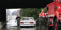 Flere bilister måtte efterlade deres biler i regnmængderne.