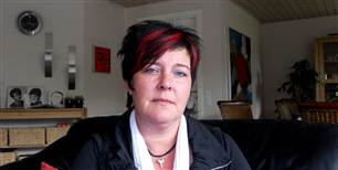 June Moldt, Aabenraa, ledig fleksjobber: "Dagpengestoppet er en katastrofe. Jeg har prøvet at stå uden penge, og ved, hvor desperat man bliver i den situation. Det lyder let at sige, at der altid er arbejde at få, hvis bare man ikke er kræsen. Men hvad hjælper det at ville tage hvad som helst, hvis der er ingenting? Så regeringen bør se på, hvorfor der er arbejdsløsehed i stedet for at skære i dagpengeperioden. De 20.000 arbejdsløse, der står foran at miste dagpengene, bliver jo mange flere, jo længere vi venter."