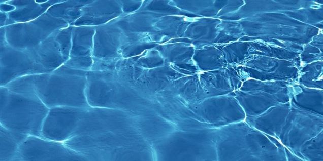 Se pool-party ende i menneskekaos