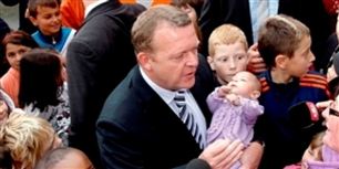 Skal man vinde et valg, så skal man åbenbart ud i landet til en obligatorisk baby-seance. Her har statsminister Lars Løkke Rasmussen fået stukket en intetanende og meget bleg baby i hænderne.