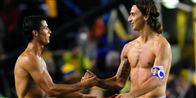 To af dem, der er meget glade for at bytte spillertrøjer efter kampen, er Real Madrids Cristiano Ronaldo, til venstre, og AC Milans Zlatan Ibrahimovic.