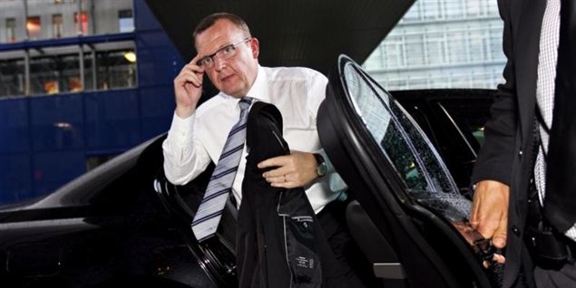 Se Løkke give de sidste stik til Helle