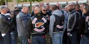 Mange rockere, tilhængere og stærkt sminkede kvinder var mødt op for at støtte Brian Sandberg og hans Hells Angels venner.
