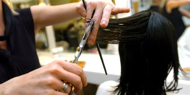 Privatuddannede frisører fryses ude