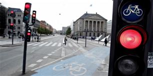 Der er ingen biler, der kan holde tilbage for de røde lys ved Det Kongelige Teater.
