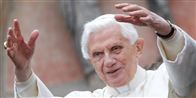 Benedict XVI vender hjem til Tyskland, hvor han blev født i 1927. Her ses det legendariske vink fra den 84-årige pave.