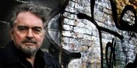 På trods af stor opmærksomhed fra sladderpressen har landets boganmeldere valgt at ignorere bogen, som tilsviner Kim Larsen og Erik Clausen.