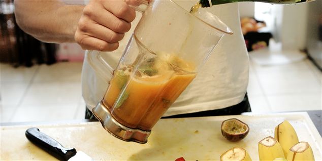Unge blender Joes juice på eget ansvar