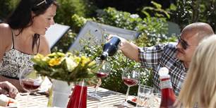 Det er de bedst uddannede og bedst lønnede, der drikker mest. De ser alkohol som fest og hygge, ikke som et problem, selv om deres forbrug er skadeligt og kan lede til massive problemer