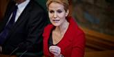 <span style='font-family: Arial; font-size: 15px; color: White;'>Den nye statsminister, Helle Thorning-Schmidt, skal ikke både holde styr på Danmark. Hun får også en opgave med at styre sine egne partimedlemmer.</span> <span style='font-family: Arial; font-weight: normal; font-size: 15px; color: #999999;'>Foto: Tariq Mikkel Khan / POLFOTO</span>
