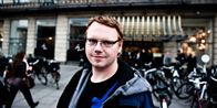 "Jeg ved godt, at det er smart at arbejde hos Joe &amp; the Juice, men intet job er så smart, at man gør det gratis," siger Steffen Østergaard Sørensen. Han er smed og aktionerer med gruppen 'Fremtidsfighters' foran juicebaren i Magasin i København.
