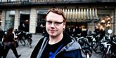 <span style='font-family: Arial; font-size: 15px; color: White;'>"Jeg ved godt, at det er smart at arbejde hos Joe &amp; the Juice, men intet job er så smart, at man gør det gratis," siger Steffen Østergaard Sørensen. Han er smed og aktionerer med gruppen 'Fremtidsfighters' foran juicebaren i Magasin i København. </span> <span style='font-family: Arial; font-weight: normal; font-size: 15px; color: #999999;'>Foto: Søren Elkrog Friis</span>