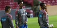 Cristiano Ronaldo spiller "kant" i Parken, samtidig holder han godt fast i kronjuvelerne, som ikke må komme til skade.