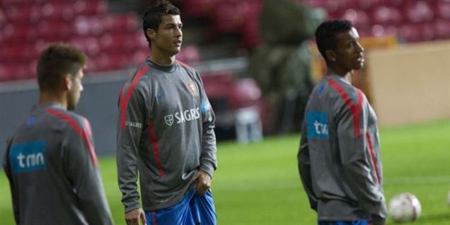 Se Ronaldo holde sjoveren i hånden i Parken