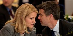 Her er statsminister Helle Thorning-Schmidt (S) i dyb samtale med kronprins Frederik. Måske de taler om det kedelige danske vejr, eller måske er samtalen om grøn vækst.