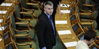 Alene og sendt ned på de bagerste rækker i Folketingssalen. Men Henrik Sass Larsen kan aldrig fortælle, hvorfor det skete, forklarer tidligere PET-chef.