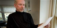 "Jeg har investeret så meget af mit liv og mine penge i en uddannelse. Nu er jeg ludfattig, arbejdsløs og på vej på kontanthjælp," siger 57-årige Jan Andersen fra Frederikshavn.