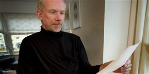 "Jeg har investeret så meget af mit liv og mine penge i en uddannelse. Nu er jeg ludfattig, arbejdsløs og på vej på kontanthjælp," siger 57-årige Jan Andersen fra Frederikshavn.