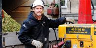 Flemming Nøddegaard er træplejer. Der er masser af fysisk aktivitet i 
arbejdet, og det kan også give smerter, hvis man ikke passer på sig 
selv. ”Vi slæber rundt på træstammer. Selvom vi skærer dem i halve, 
vejer de altså godt til,” siger Flemming Nøddegaard. Den type smerter, 
som han får, mærkes dybt nede i ryggen. Og han har en øvelse, der 
hjælper ham ...