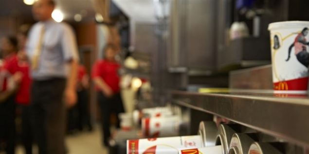 McDonalds-ansatte fik knytnæveslag
